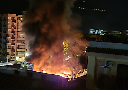 Palermo, un altro incendio alla Sicily by car: brucia il parcheggio all'aperto a San Lorenzo. Luned&igrave; Piantedosi in citt&agrave;. Dragotto: &laquo;Delinquenti, non so cosa vogliono&raquo;