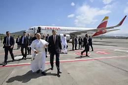Avaria dovuta al forte vento blocca il volo del Papa a Tenerife: trovato il modo per farlo rientrare a Roma