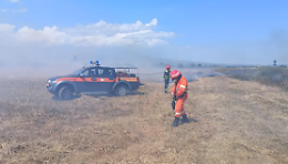 Vasto incendio con un fronte di oltre 1 km a Ramacca: in fumo decine di ettari con gravi danni alle colture