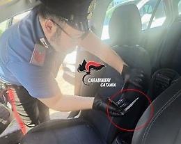 Coltello a serramanico nel bracciolo dell'auto: denunciato un 38enne 