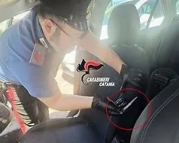 Coltello a serramanico nel bracciolo dell'auto: denunciato un 38enne 