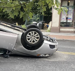Vittoria, auto guidata da un'anziana urta veicoli in sosta e si ribalta su un fianco