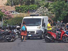 Scuole chiuse per il caldo, a San Giovanni Li Cuti motorino blocca l'accesso: esplode la polemica sui parcheggiatori
