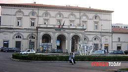 Terrore alla stazione di Fontivegge: tenta di rapire una bambina, madre lo insegue e lo blocca