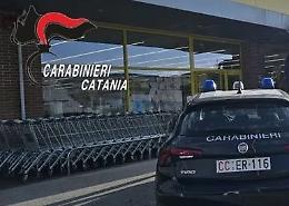 Tenta furto in piena notte in un supermercato ma i carabinieri lo sorprendono con il carrello pieno di merce 