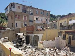 Giostra cambia volto: ripartono le demolizioni all'ex lavatoio di Ritiro dopo la bonifica, avanti anche l'anfiteatro di Camaro