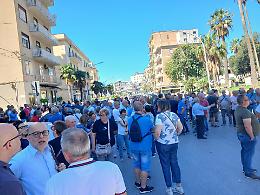 Canicatt&igrave; senz'acqua, i rubinetti restano a secco ma la protesta fallisce: in piazza solo 300 persone