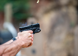 Professore minacciato in classe da uno studente con una pistola a pallini: &laquo;Dammi le sigarette o sparo&raquo;