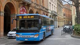 L'autobus si ferma troppo in l&agrave;, lui stacca un orecchio all'autista