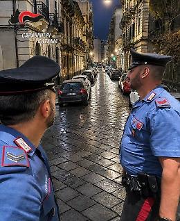 Furto di materiale per le pulizie delle scale in un condominio ma il ladro viene beccato e denunciato 