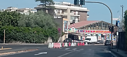 Svolta bloccata in via Passo Gravina: separatori impediscono l'accesso a via Zacco e allungano i percorsi