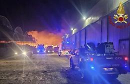 Incendio di rifiuti plastici a Marsala, ordinanza: area ridotta ma stop a latte, carni e pascolo; mappa poco chiara