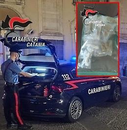 Spacciatore 22enne arrestato dopo un inseguimento, la droga in un vano nascosto in auto