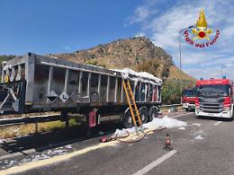 Autoarticolato in fiamme in autostrada, paura tra Villabate e Bagheria