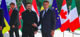 Al via la sessione su Kiev al G7, Merz regala a Trump la maglia della Germania 
