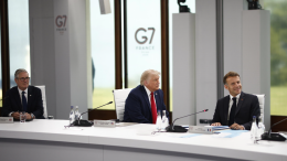  &laquo;Se l'Iran non si comporta bene, ricominceremo a sganciare le bombe&raquo;: Trump  firma la pace e minaccia la guerra