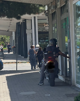 Il Bancomat Drive-In: quando il marciapiede diventa corsia preferenziale