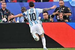 Messi infinito: tripletta all'Algeria e raggiunge Klose, lacrime e la storia riscritta in una notte 