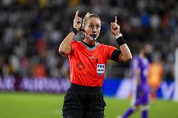 Il fischio che fa la storia: chi &egrave; Tori Penso, l'arbitra che guida il Mondiale maschile