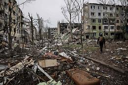 Massiccio attacco di Kiev su Mosca, colpita un'altra raffineria 