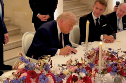 Iran, Trump firma l'accordo a Versailles, Teheran conferma