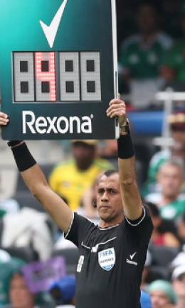 Problemi di sudorazione? Ci pensa la Fifa: deodorante sulle ascelle del quarto uomo