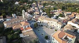 Il borgo dell'Etna trasformato in "casa dei libri": a Presa riparte la rassegna letteraria estiva