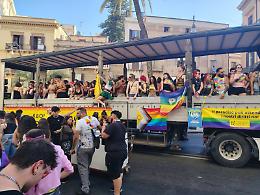 Pride, la sfilata per le strade del centro: ecco le immagini