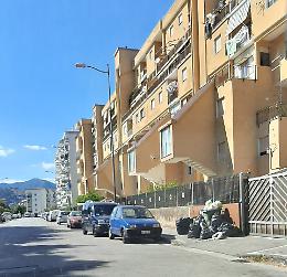 Nuova intimidazione allo Zen, bottiglie di benzina davanti a un barbiere del quartiere e la richiesta di cinquemila euro