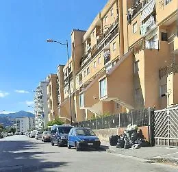 Nuova intimidazione allo Zen, bottiglie di benzina davanti a un barbiere del quartiere e la richiesta di cinquemila euro