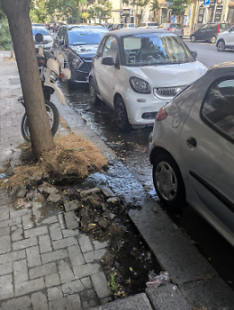 Perdita d'acqua in viale Mario Rapisardi: dopo due giorni nessun intervento