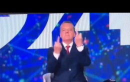 Il dito medio in diretta ma non sa di essere in onda: bufera a RaiNews24