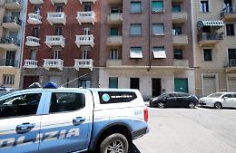 Torino, strangola la figlia tredicenne e si impicca in casa 