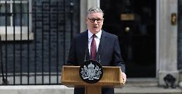 Keir Starmer si dimette da leader dei Labour e da primo ministro britannico. Farage attacca: &laquo;Elezioni subito&raquo;