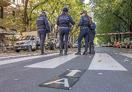 Agente della polizia locale muore a Milano durante un inseguimento: ricerche per un'Audi Q7 in fuga