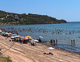 Caos e proteste a San Marco, la spiaggia &egrave; ostaggio della posidonia e dei parcheggi a pagamento