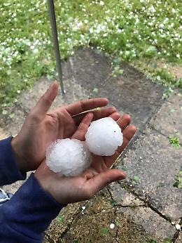 Chicchi come sassi e strade imbiancate: la tempesta che ha paralizzato Roma 