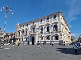 Catania, approvato il regolamento dehor. Procedure semplificate e spazio ai libri