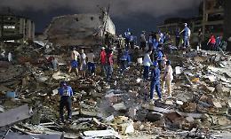Venezuela devastato dal terremoto: due scosse di magnitudo 7.1 e 7.5 mettono in ginocchio Caracas e l'ovest, almeno 32 morti, paura per la comunit&agrave; italiana