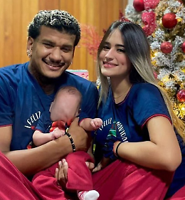 Muore nelle macerie, ma fa da scudo alla figlia e la salva. La storia commovente della moglie del calciatore