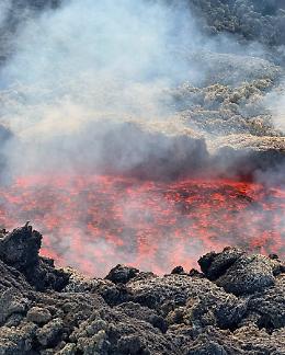 Etna, fronte lavico a 2.700&ndash;2.750 m: Vona arancione ma aeroporto operativo