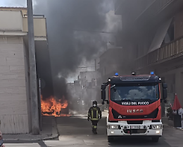 Minuti da incubo in via Rattazzi a Vittoria, auto in fiamme minaccia le abitazioni circostanti