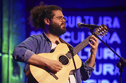Claudio Covato inaugura Raizes a SpiazZō: voce siciliana premiata tra sonorit&agrave; mediterranee e progressive