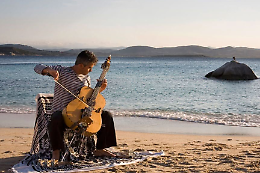 Paolo Angeli apre SpiazZō con Lema: la chitarra sarda tra free jazz, folk noise e flamenco