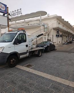 Auto in piazza Duca degli Abruzzi a Marina di Ragusa, scatta il sequestro permanente