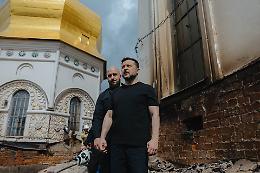 Droni su Kiev: allarme per un attacco in pi&ugrave; fasi, cittadini rifugiati nelle stazioni della metropolitana