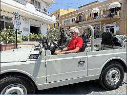 Ecco chi &egrave; l'unico uomo al mondo che ha prestato la sua Fiat Campagnola del 1978 a due Papi