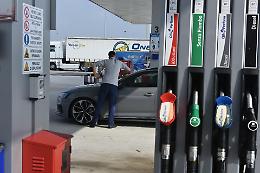Addio allo sconto sulle accise: carburanti pi&ugrave; cari da domani, il gasolio verso i 2 euro