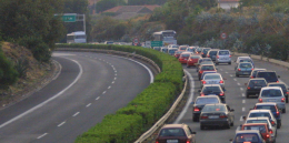 Giornata di passione per il traffico tra A18 e Tangenziale di Catania: un tamponamento e una bisarca in avaria bloccano tutto