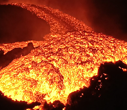 Etna, continua la colata a 3.000 metri sul livello del mare. Attivit&agrave; stromboliana dal cratere Voragine